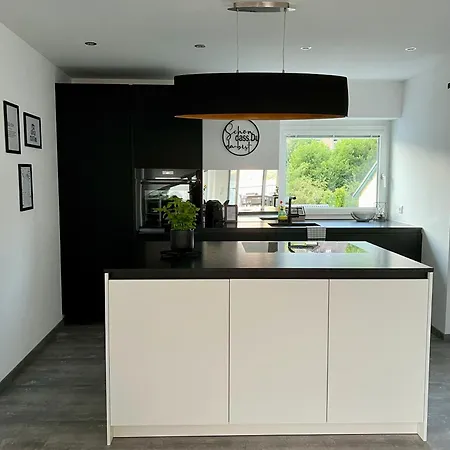 Апартаменты Wolfis Traunseeblick - Mit Kostenlosem Parkplatz Direkt An Der Гмунден